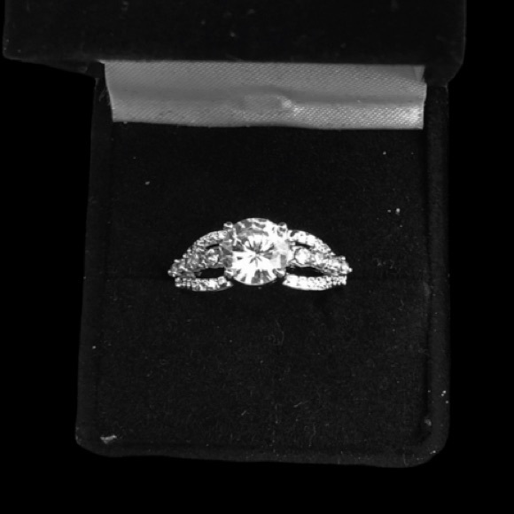 ‼️LAST CHANCE‼️ STERLING SILVER SHIMMER AND SHINE RING - Picture 3 of 5